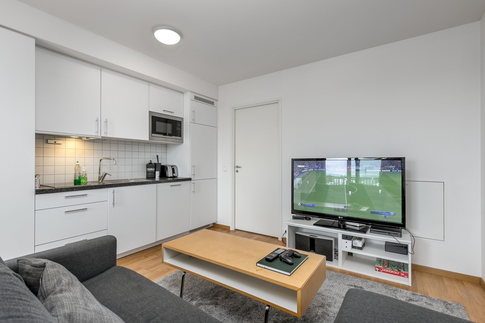 Stuen har en smart og arealeffektiv løsning med en innebygget seksjon i vegg bestående av uttrekkbar seng, garderobeskap og hyller – en perfekt leilighet!